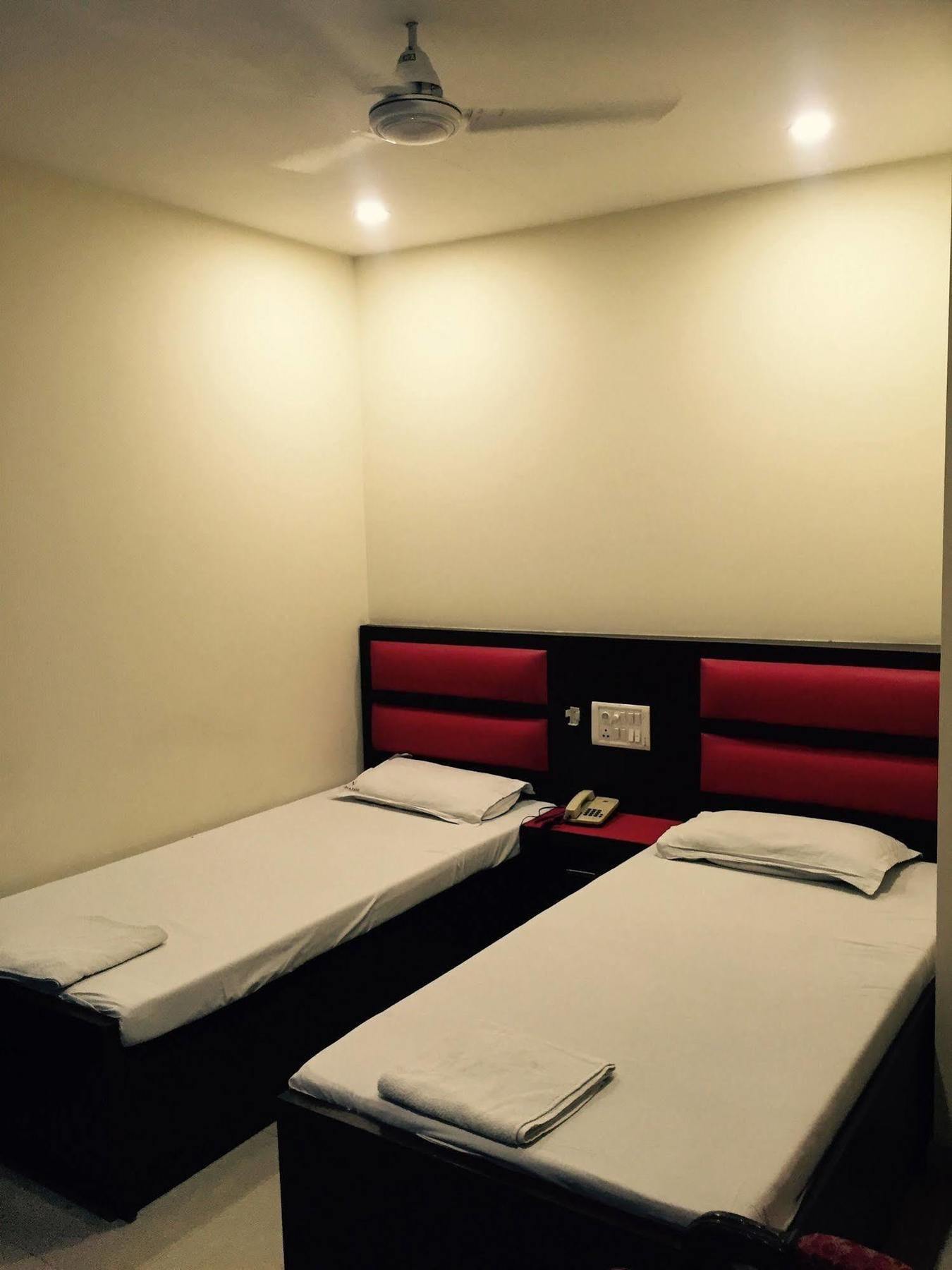 Vivek Hotel Yeni Delhi Dış mekan fotoğraf